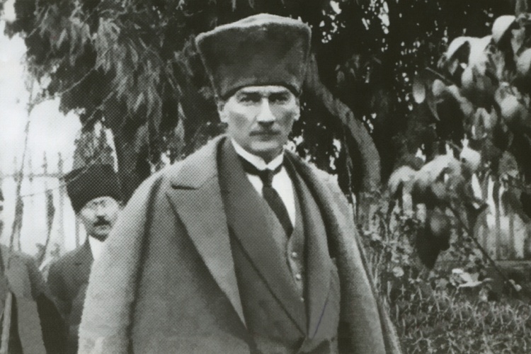 Atatürk ortada siyah beyaz