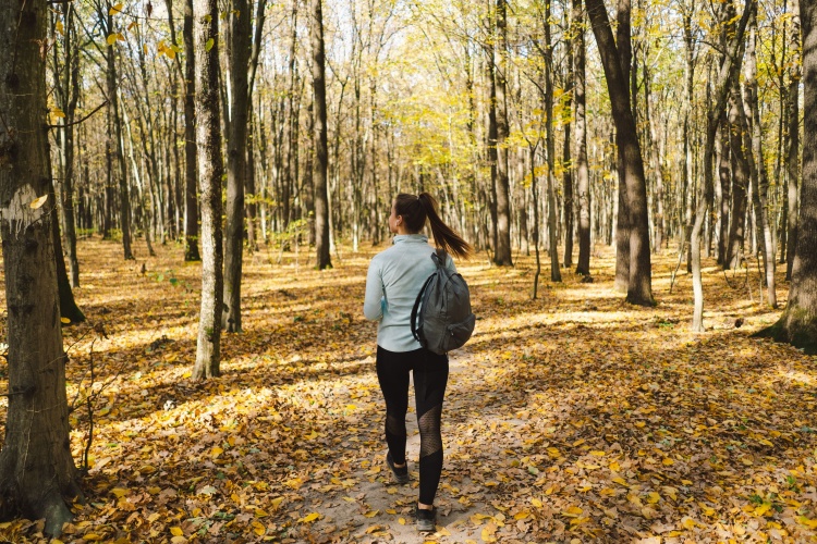 Doğa yürüyüşü yapan kadın