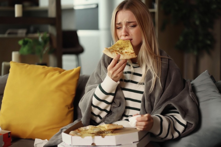 Ağlayarak pizza yiyen kadın