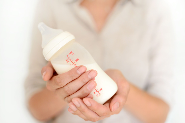 Anne sütü, bir bebeğin yaşamın ilk aylarında ihtiyaç duyduğu; yağ, karbonhidrat, protein, vitamin, mineral ve su dahil tüm besin maddelerini içermektedir. Ek olarak anne sütü, bebeğin olgunlaşmamış bağışıklık sistemini güçlendiren ve enfeksiyonlara karşı koruma sağlayan çeşitli biyoaktif bileşenleri de barındırmaktadır. Anne sütü oligosakkaritleri, laktoz ve lipitlerden sonra anne sütünde en bol bulunan üçüncü bileşendir ve sağlık üzerine çok çeşitli etkileri vardır. Anne sütü oligosakkaritleri bebekler tarafından sindirilemeyen ve yararlı bakterilerin büyümesini uyaran prebiyotik bileşenlerdir. Bağışıklık sisteminin olgunlaşması, epitel bariyer işlevinin düzenlenmesi, bağışıklık hücre yanıtının modülasyonu ve patojenlere karşı tuzak reseptör rolü üstlenmesi gibi pek çok antienfektif ve antibakteriyel özelliğe sahiptir. Bağırsakta mikrobiyota oluşumunu etkilediği için bağırsak gelişiminin yanı sıra nekrotizan enterokolit, enfeksiyon, diyare ve alerji gibi pek çok hastalık durumuyla da ilişkilendirilmektedir.