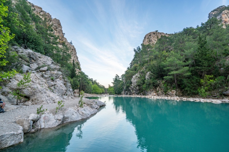 Antalya Göynük Kanyonu'nda turkuaz renkli nehir ve çam ağaçlarıyla çevrili kayalıklar.